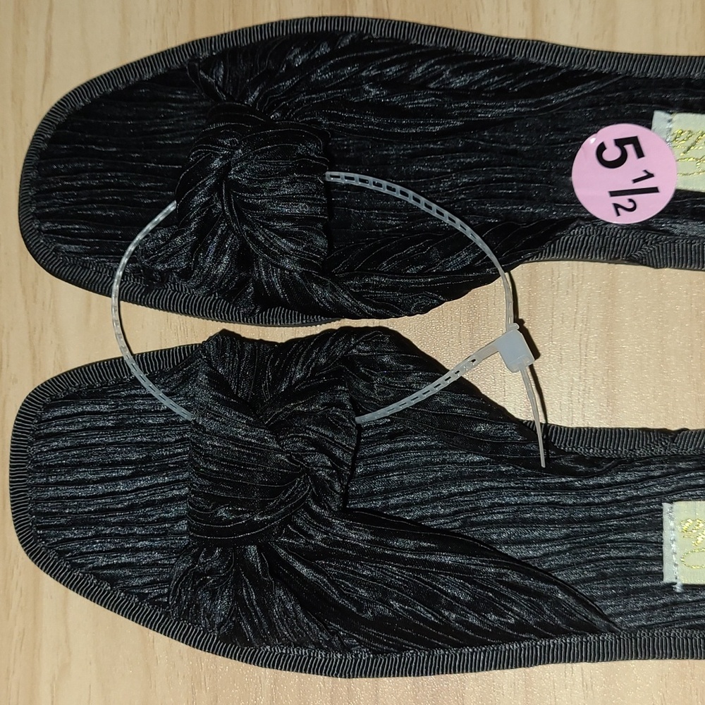 Wmns Black Satin Pleated Square Toe Twisted Knotted Open Toe Flat Mata Sandals